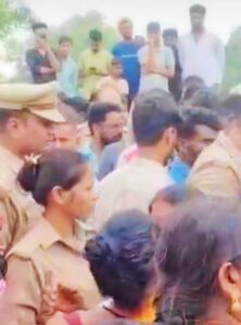 मौके पर शव रखकर जाम लगाए लोगों को समझाती पुलिस 