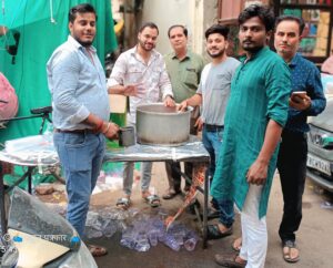 जनरलगंज-  जेठ महीने की तेज गर्मी से राहत देने के लिए अंकित सारीज ने शरबत वितरण कार्यक्रम का आयोजन किया तेज धूप और गर्मी में राहगीरों को ठंडक पहुंचाने के लिए आयोजित इस सेवा कार्य में बड़ी संख्या में लोगों ने हिस्सा लिया राहगीरों को ठंडा शर्बत पिलाया गया राहगीरों ने इस पहल की सराहना की उन्होंने कहा गर्मी के मौसम में यह सेवा कार्य बेहद उपयोगी है कार्यक्रम में मुख्य आयोजक कर्ता  *अंकित गुप्ता* और सहयोगी अमन , रामचंद्र, अनिमेष, विशाल गुप्ता, विष्णु , रजनीश , राकेश आदि लोग उपस्थित रहे।